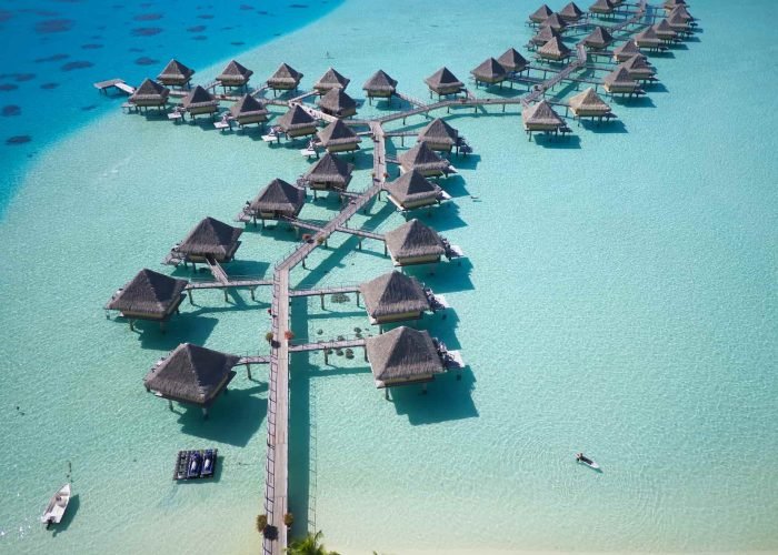 Hôtel Intercontinental Bora Bora Le Moana 4*. Vue aérienne sur les bungalows sur pilotis, lagon turquoise.