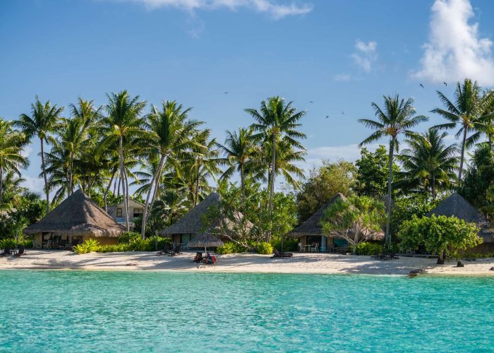 vue depuis le lagon d'un bungalow plage à l'hôtel Intercontinental Le Moana 4**** à Bora Bora