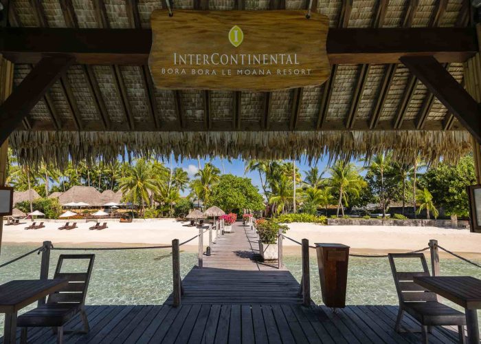 Hôtel Intercontinental Moana Bora Bora 4*. Ponton d'arrivée à l'hôtel, vue sur la plage.