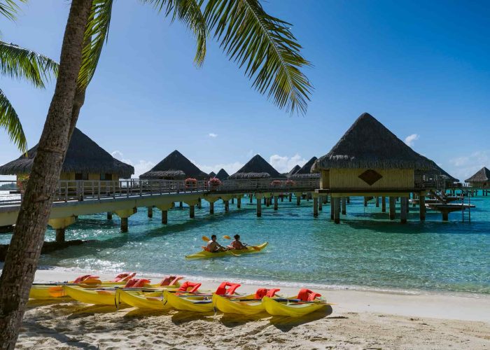 Hôtel Intercontinental Moana Bora Bora 4*. Kayaks sur la plage, lagon et bungalow sur pilotis.