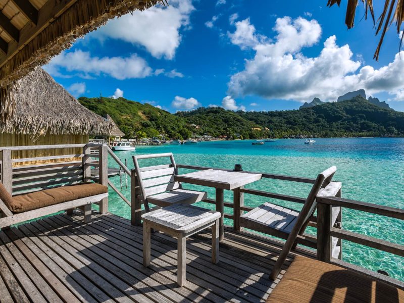 Hôtel Intercontinental le Moana 4* à Bora Bora - vue sur le lagon et la montagne depuis la terrasse d'un bungalow sur pilotis