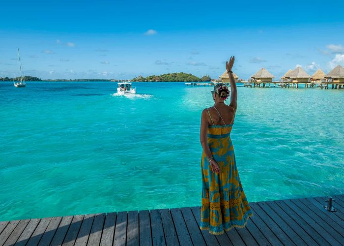 Hôtel Intercontinental Moana Bora Bora 4*. Laurence la Manager, saluant des clients quittant l'hôtel par bateau.