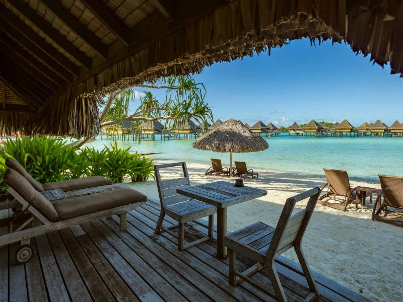 Hôtel Intercontinental Le Moana Bora Bora 4*. Vue depuis la terrasse d'un bungalow plage, sur le lagon et les bungalows sur pilotis