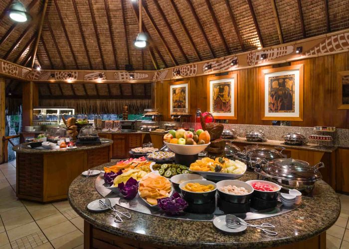 Hôtel Intercontinental Moana Bora Bora 4*. Buffet du petit-déjeuner du restaurant Noa Noa.