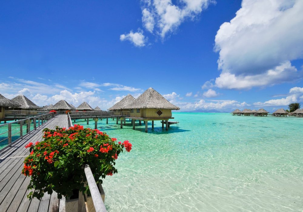 Hôtel Intercontinental Le Moana Bora Bora 4*. Vue ponton et bungalows sur pilotis.