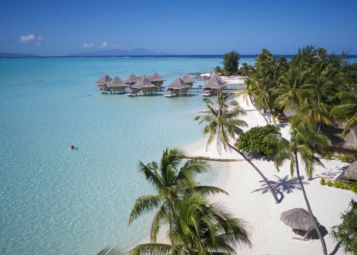 Hôtel Intercontinental Le Moana 4* à Bora bora. Vue aérienne sur la plage, le plage, et les bungalows sur pilotis.