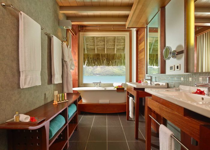 Hôtel Intercontinental Bora Bora Resort & Thalasso Spa 5*. Salle de bain d'une Villa sur Pilotis.