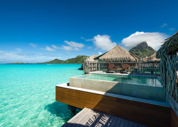 Hôtel Intercontinental Bora Bora Resort & Thalasso Spa 5*. Piscine et terrasse d'une Villa sur Pilotis avec Piscine.