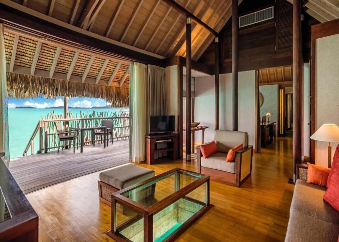 Hôtel Intercontinental Bora Bora Thalasso & Spa 5* - vue de l'intérieure d'une villa sur pilotis avec table à fond de verre et ouverture sur la terrasse et le lagon.