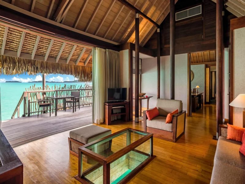 Hôtel Intercontinental Bora Bora Thalasso & Spa 5* - vue de l'intérieure d'une villa sur pilotis avec table à fond de verre et ouverture sur la terrasse et le lagon.