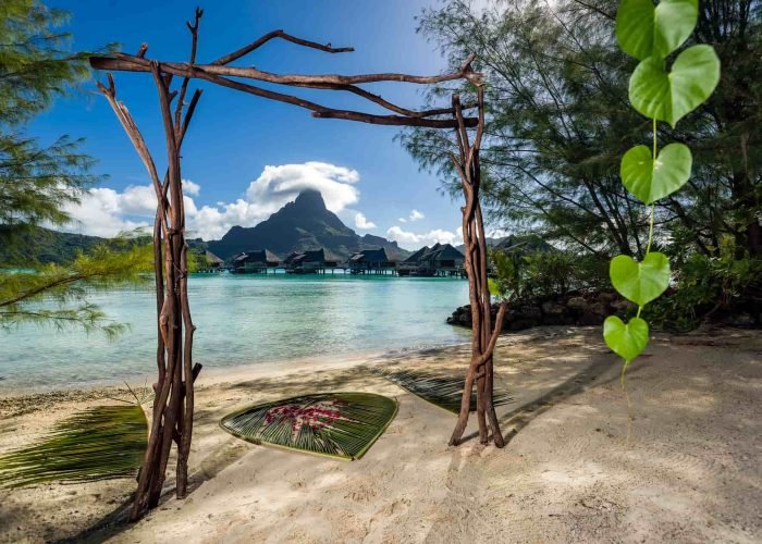 Hôtel Intercontinental Bora Bora Resort & Thalasso Spa 5*. Décoration pour une cérémonie de mariage sur la plage. Lagon, Villas sur Pilotis et Mont Otemanu.