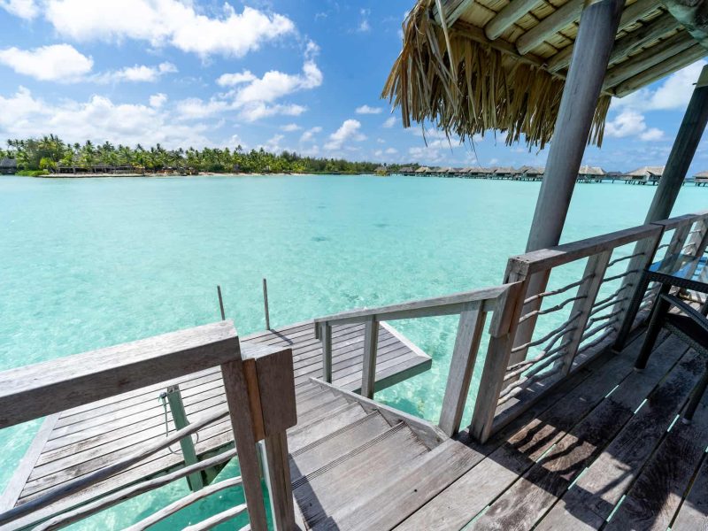 Hôtel Intercontinental Thalasso Resort & Spa 5* à Bora Bora. Vue depuis la terrasse d'une villa sur pilotis vue plage et motu.