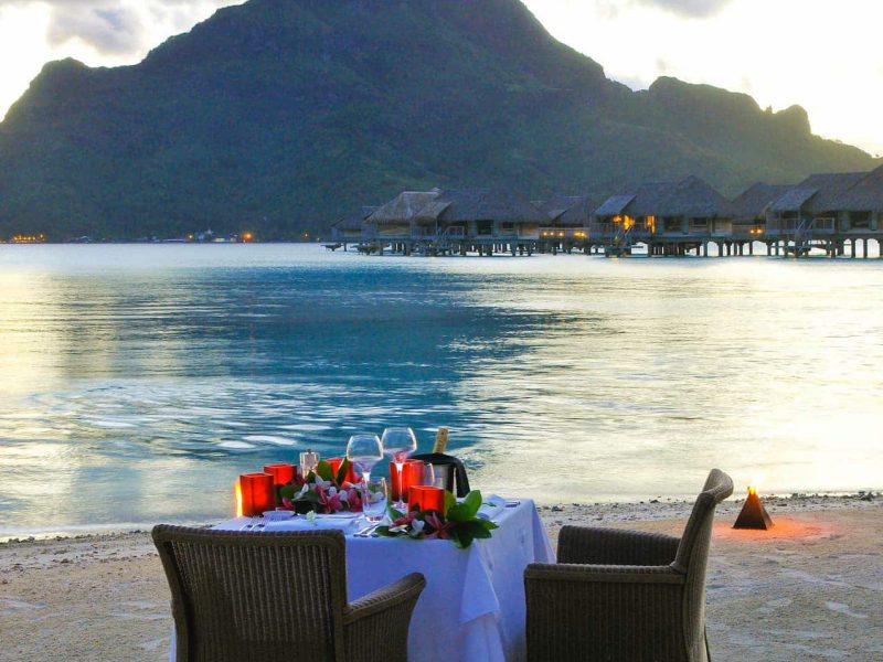 Hôtel Intercontinental Thalasso Resort & Spa 5* à Bora Bora. Vue au coucher du soleil, d'un diner romantique sur la plage, face au mont Otemanu.