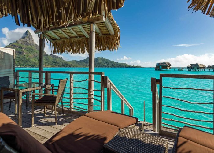 Hôtel Intercontinental Thalasso & Spa 5* à Bora Bora. Vue sur le lagon depuis la terrasse d'une Villa sur Pilotis avec vue sur le mont Otemanu.