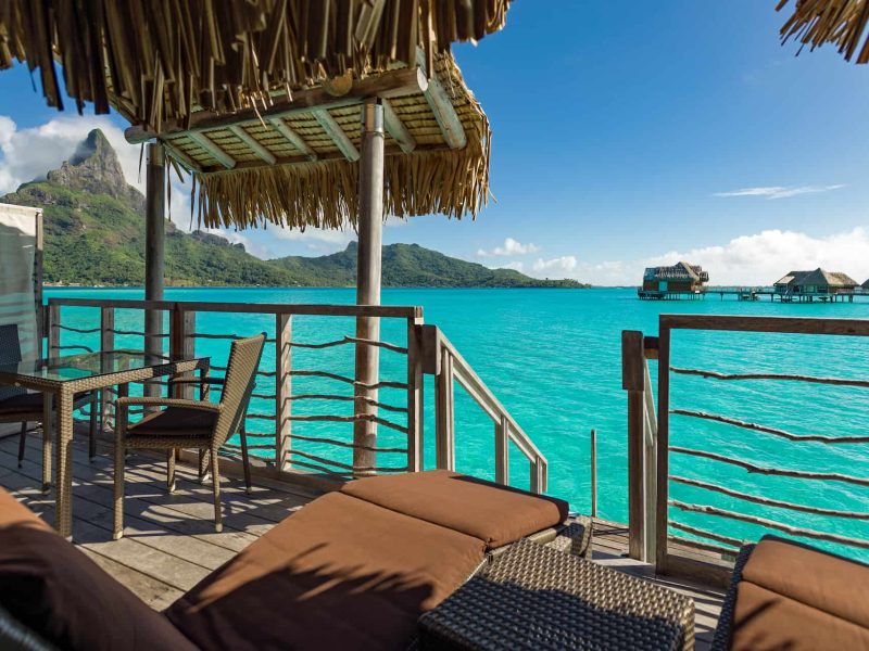 Hôtel Intercontinental Thalasso & Spa 5* à Bora Bora. Vue sur le lagon depuis la terrasse d'une Villa sur Pilotis avec vue sur le mont Otemanu.