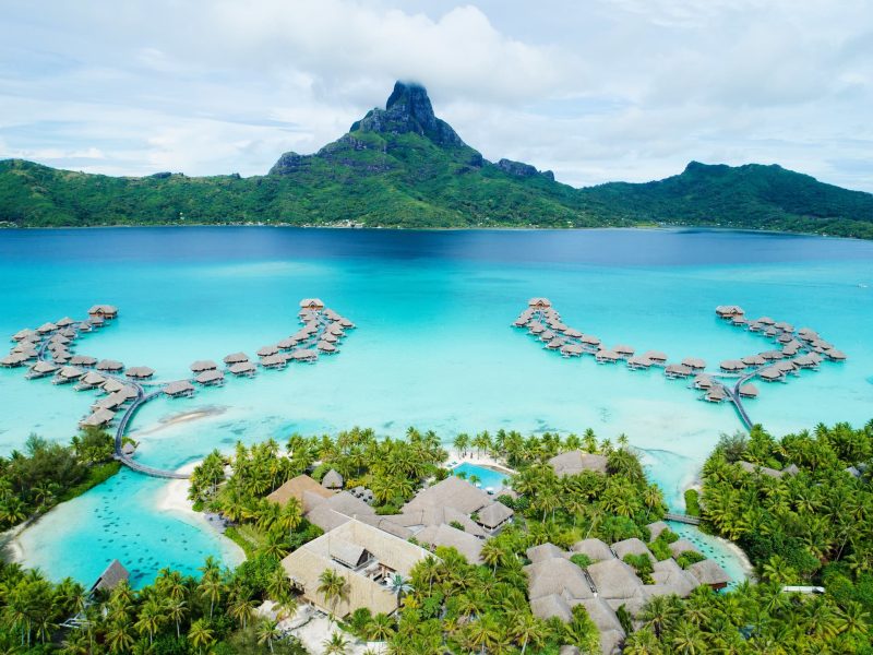 Hôtel Intercontinental Bora Bora Resort & Thalasso Spa 5*. Vue aérienne générale sur l'hôtel, le lagon et le Mont Otemanu en fond.