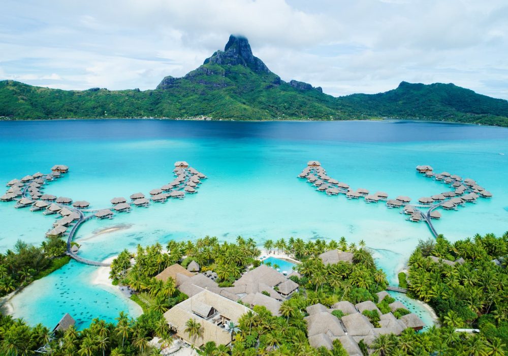 Hôtel Intercontinental Bora Bora Resort & Thalasso Spa 5*. Vue aérienne générale sur l'hôtel, le lagon et le Mont Otemanu en fond.