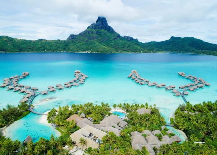 Hôtel Intercontinental Bora Bora Resort & Thalasso Spa 5*. Vue aérienne générale sur l'hôtel, le lagon et le Mont Otemanu en fond.