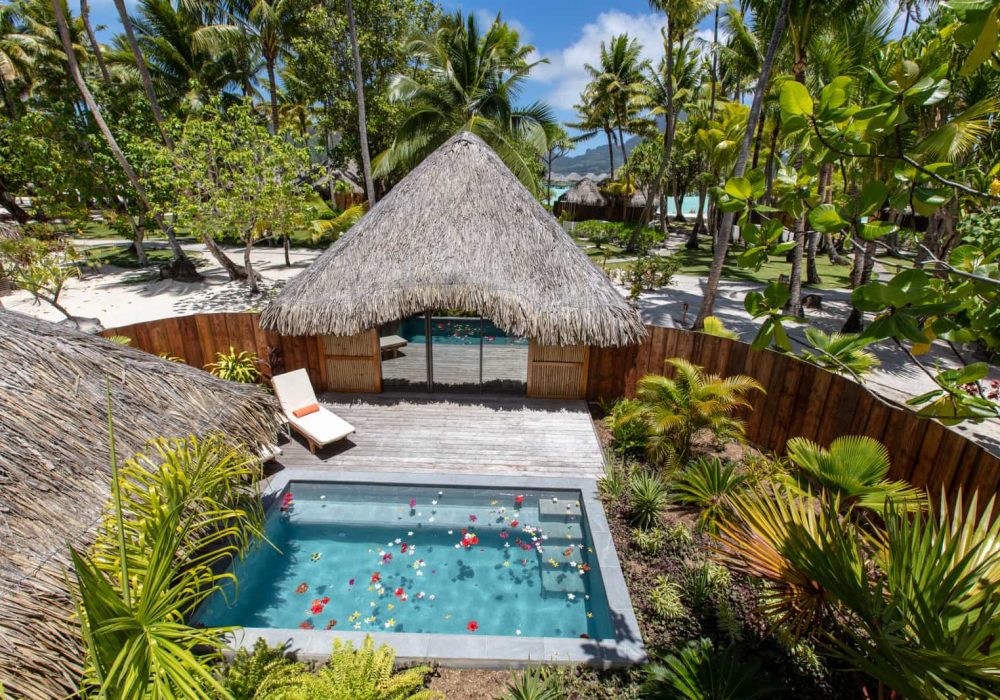 Vue aérienne d'une villa jardin avec piscine à l'hôtel Le Bora Bora By Pearl Resort 4**** à Bora Bora