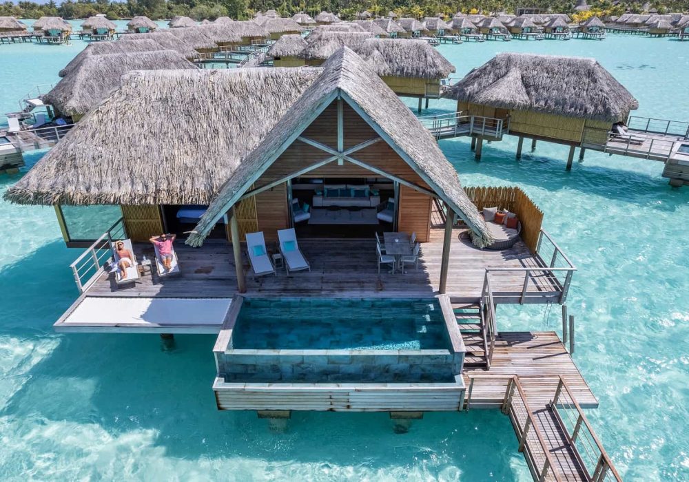 Vue en plongée d'une suite sur pilotis avec piscine à l'hôtel Le Bora Bora By Pearl Resorts 4**** à Bora Bora