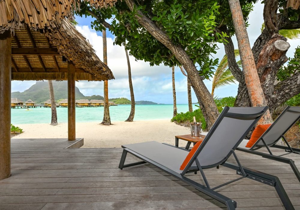 Villa plage avec piscine de l'Hôtel Le Bora Bora By Pearl Resorts - Vue sur la plage et le lagon
