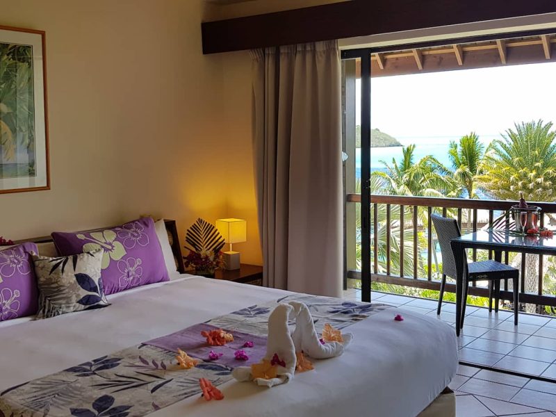 Hôtel Maitai Polynesia 3* à Bora Bora. Vue de l'intérieure d'une chambre vue océan avec terrasse ouverte.