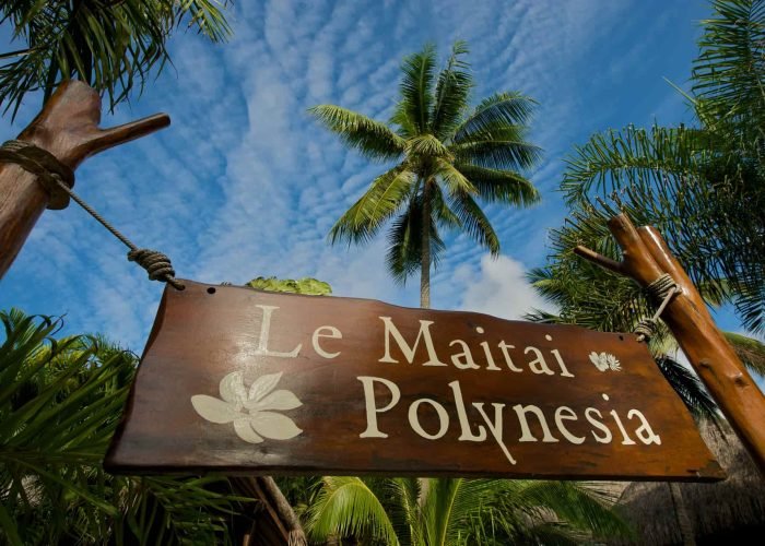 Hôtel Maitai Polynesia 3* à Bora Bora - vue en contrebas du panneau en bois de l'hôtel.