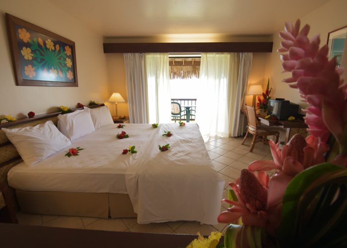 Hôtel Maitai Polynesia 3* à Bora Bora - vue de l'intérieur d'une chambre, avec une décoration floral sur le lit