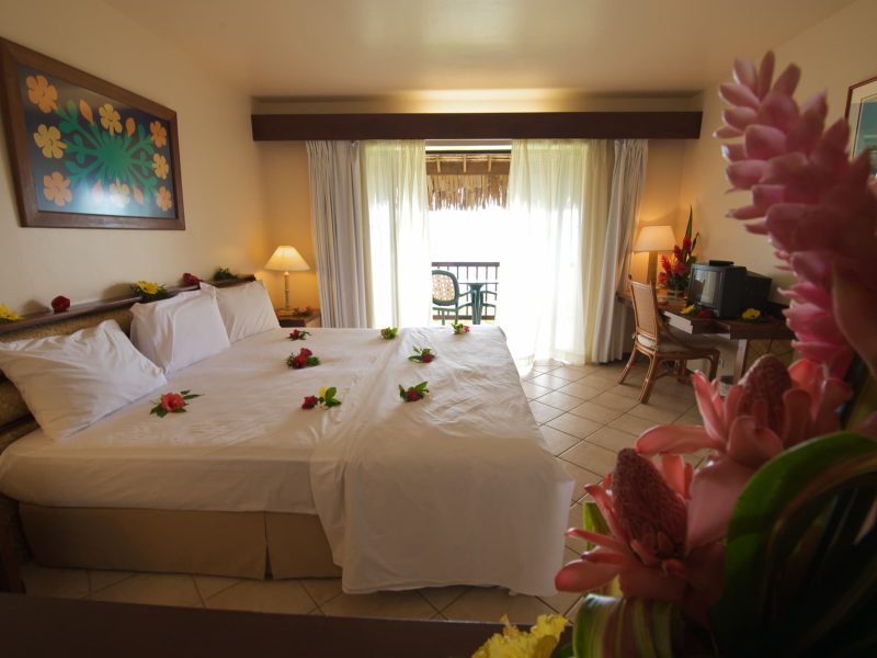 Hôtel Maitai Polynesia 3* à Bora Bora - vue de l'intérieur d'une chambre, avec une décoration floral sur le lit