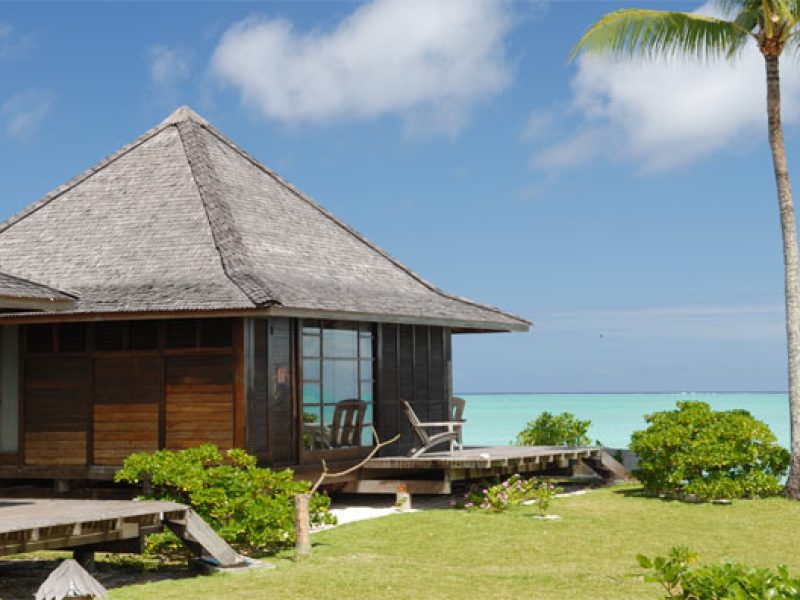 Hôtel Matira 2* à Bora Bora - Vue extérieure d'un bungalow sur lagon.