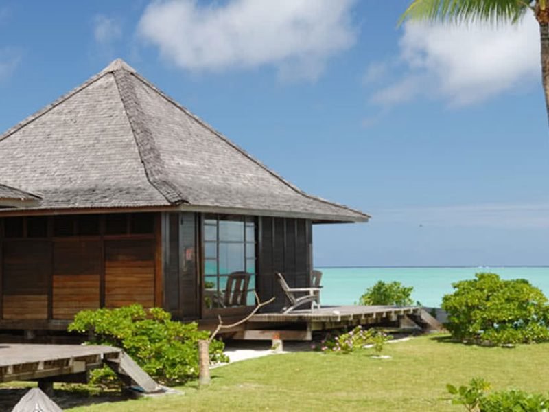 Hôtel Matira 2* à Bora Bora - Vue extérieure d'un bungalow sur lagon.