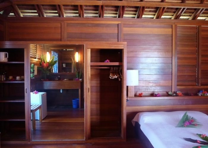 Hôtel Matira 2* à Bora Bora - Intérieur d'un Bungalow avec lits doubles et dressing.