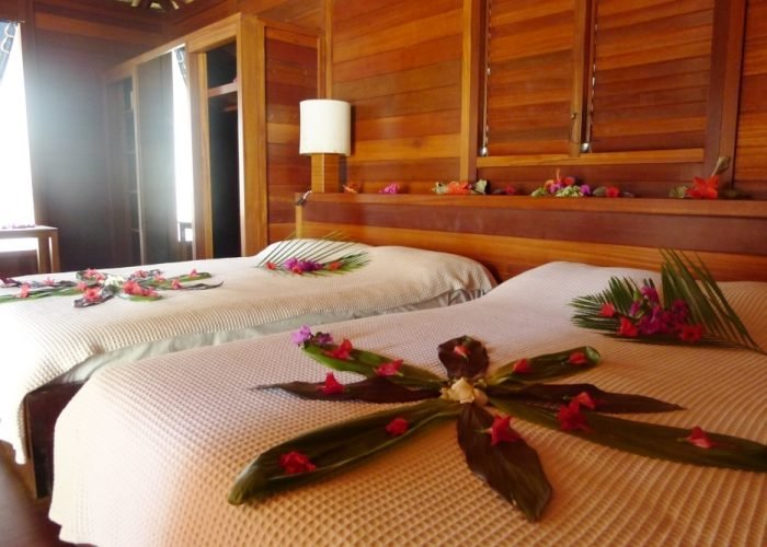 Hôtel Matira 2* à Bora Bora. Intérieur d'un Bungalow avec 2 lits doubles.