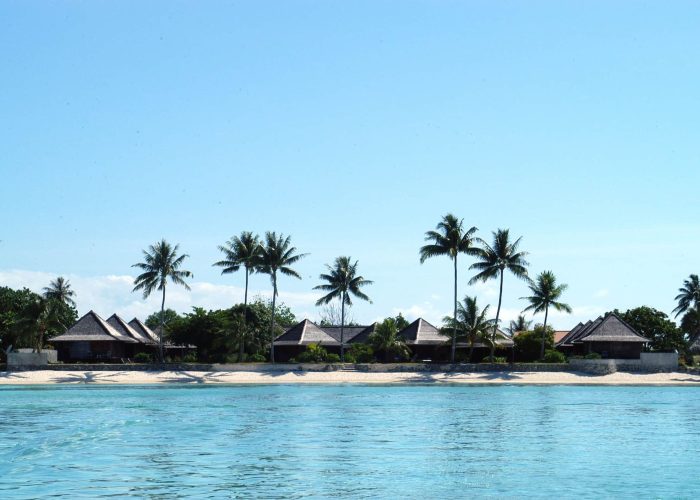 Hôtel Matira 2* à Bora Bora - vue depuis le lagon sur la plage et les bungalows de l'hôtel