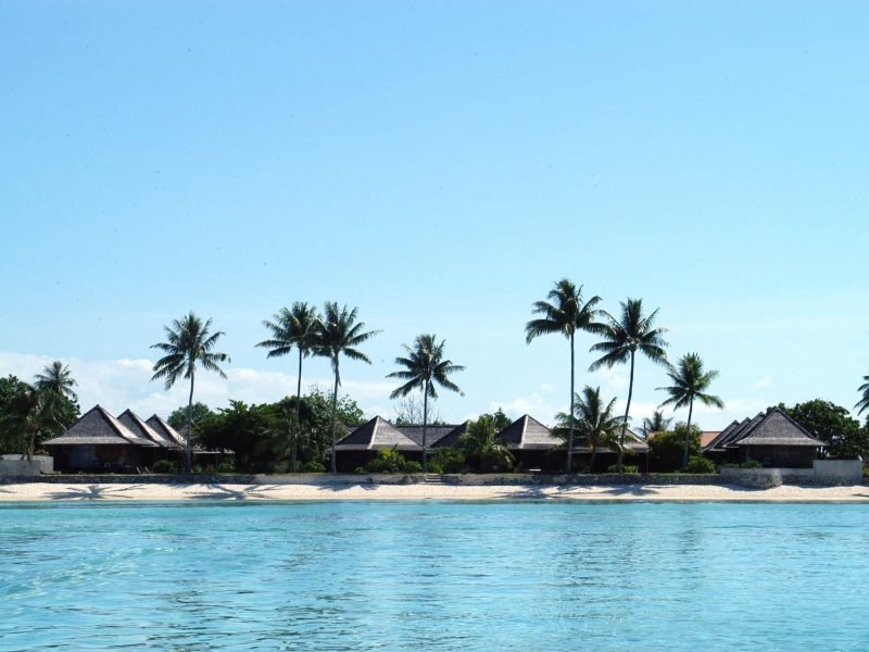 Hôtel Matira 2* à Bora Bora - vue depuis le lagon sur la plage et les bungalows de l'hôtel