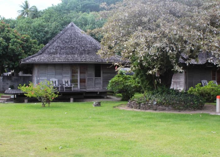 Hôtel Matira 2* à Bora Bora. Vue sur le jardin et Bungalow en arrière plan.