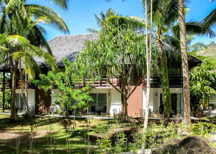 Hôtel Royal Bora Bora 3* - vue extérieur du bâtiment avec les chambre standard. Jardin tropical au premier plan