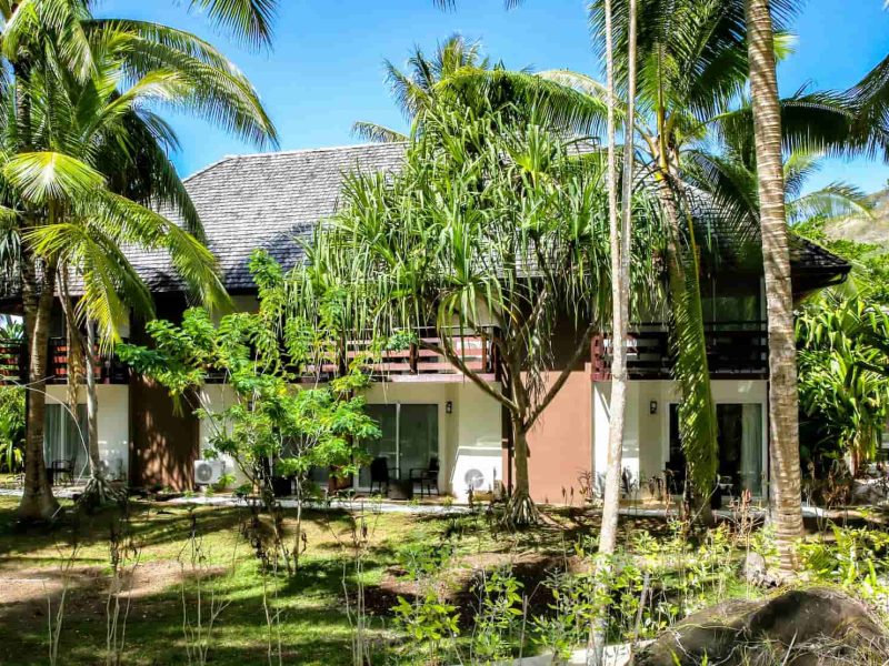 Hôtel Royal Bora Bora 3* - vue extérieur du bâtiment avec les chambre standard. Jardin tropical au premier plan