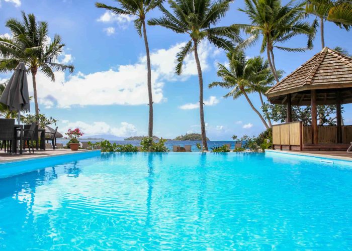 Hôtel Royal Bora Bora 3* - vue sur la piscine avec avec lagon et motus en arrière plan