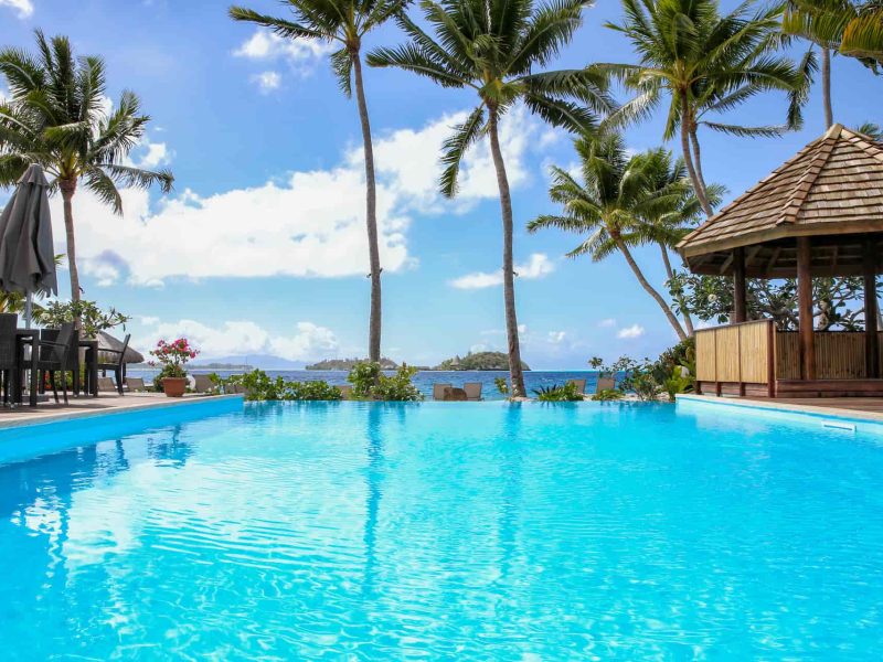 Hôtel Royal Bora Bora 3* - vue sur la piscine avec avec lagon et motus en arrière plan