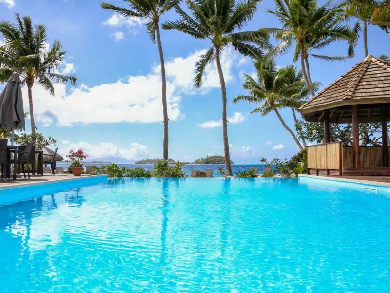 Hôtel Royal Bora Bora 3* - vue sur la piscine avec avec lagon et motus en arrière plan