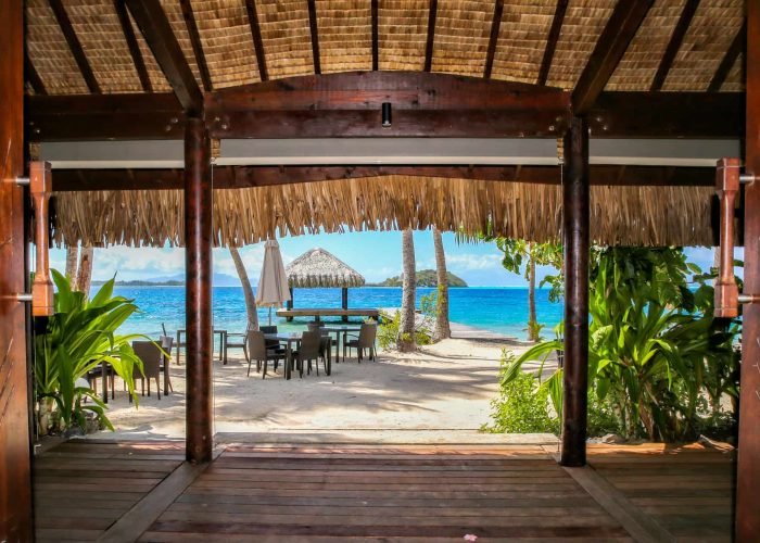 Hôtel Royal Bora Bora 3* - vue sur la plage et le lagon depuis une pergola
