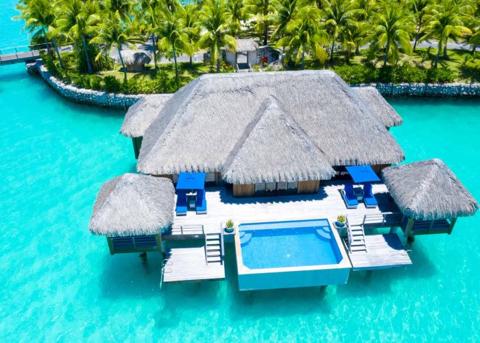 Hôtel St Regis 5* à Bora Bora - vue aérienne d'une Villa Suite Royale sur Pilotis.