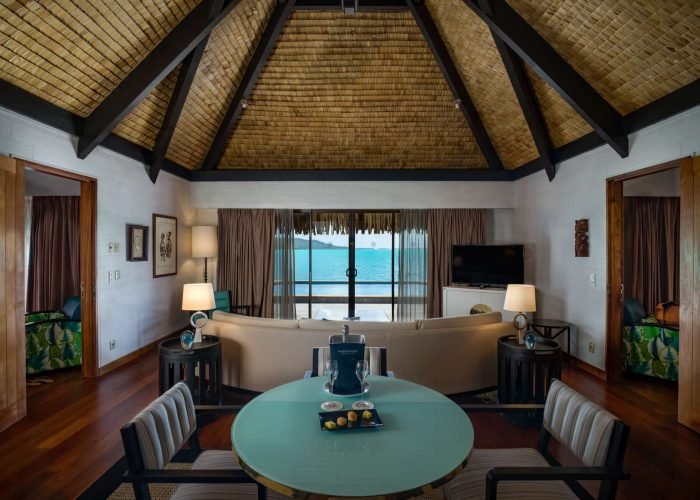 subtiles-tahiti-bora-bora-hotel-st-regis-13©john-kincaid Hôtel St Régis 5* à Bora Bora - salon d'une villa royale sur pilotis.