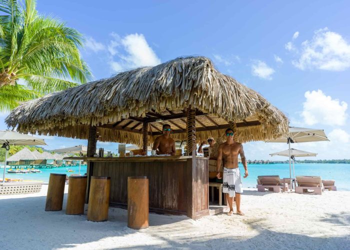 Hôtel St Regis 5* à Bora Bora. Beach Boys sous le Fare activités de la plage.