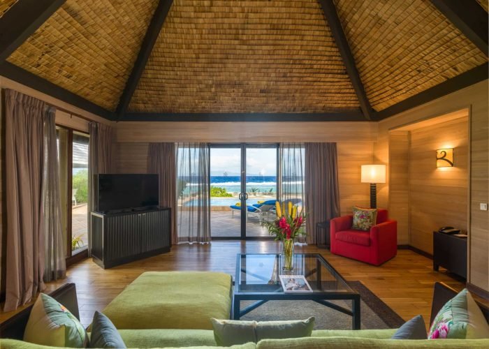 subtiles-tahiti-bora-bora-hotel-st-regis-4©st-regis-bora-bora Hôtel St Régis 5* à Bora Bora - salon d'une villa suite jardin.