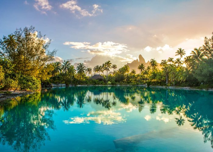 Hôtel St Regis 5* à Bora Bora - Lagoonarium au coucher du soleil. Mont Otemanu en arrière plan.