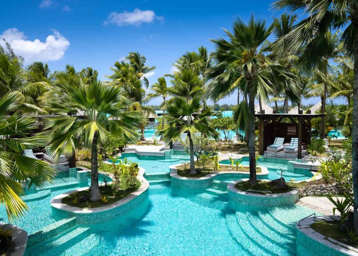 Hôtel St Regis 5* à Bora Bora - Piscine Oasis entre les palmiers.