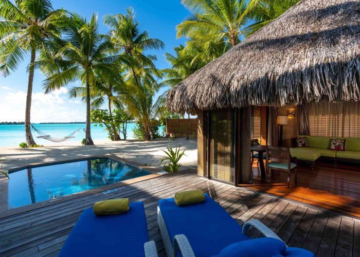 Hôtel St Regis 5* à Bora Bora - Extérieur d'une Villa Suite Plage avec piscine privée et vue sur le lagon turquoise.