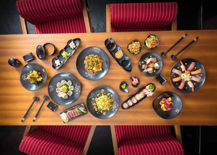 subtiles-tahiti-bora-bora-hotel-st-regis©st-regis-bora-bora Hôtel St Regis 5* à Bora Bora. Vue en hauteur d'un repas au restaurant asiatique Bam Boo.